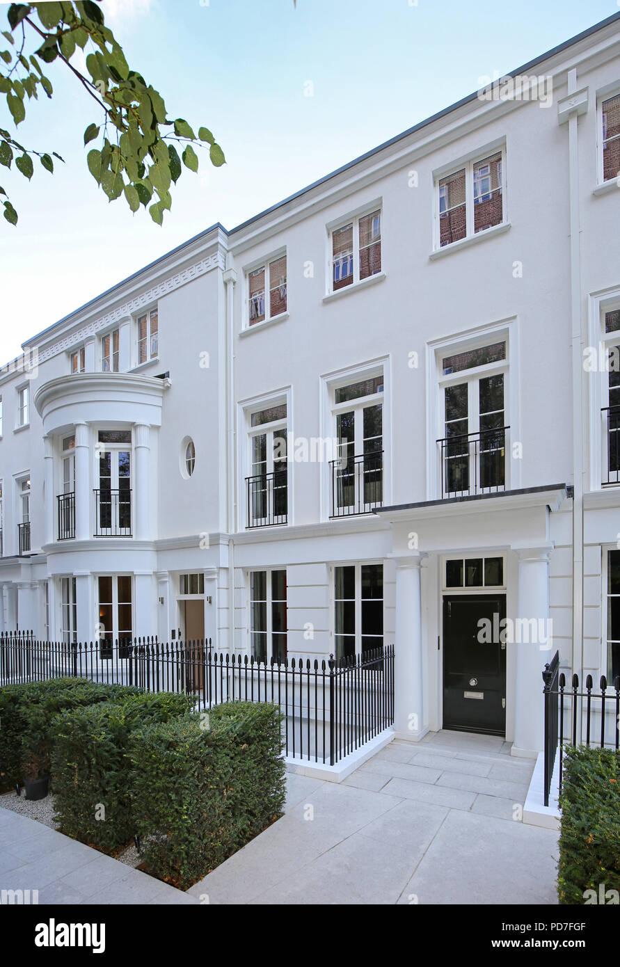 Hamilton Drive, St John's Wood, Londres, Royaume-Uni. Une rangée de somptueuses, néo-nouvellement construit maisons de ville géorgiennes. Les maisons de 5 étages se vendent pour 10 millions de livres  + Banque D'Images