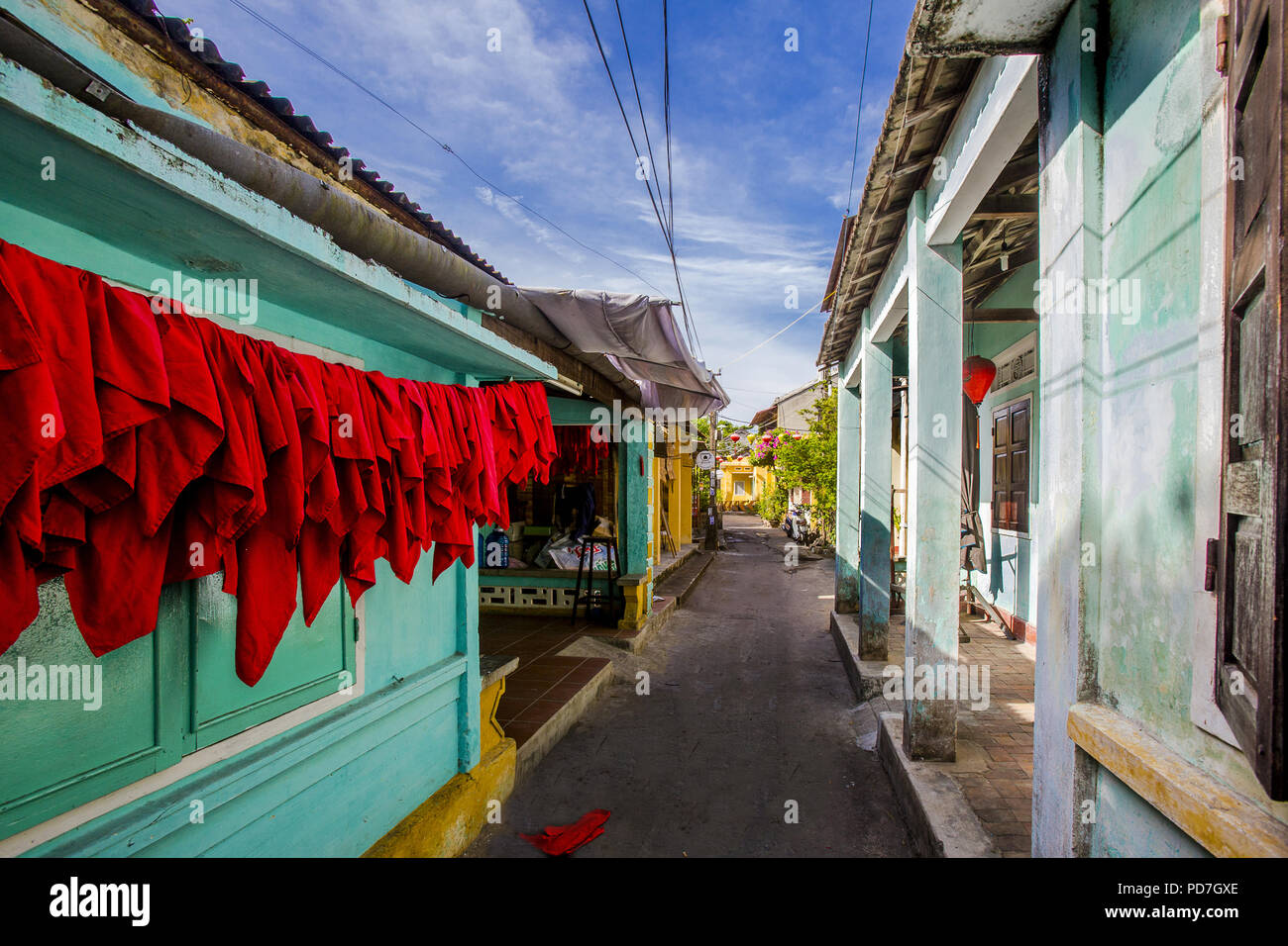 Ruelle de la vieille ville avec des serviettes rouges et de séchage une architecture colorée. Banque D'Images