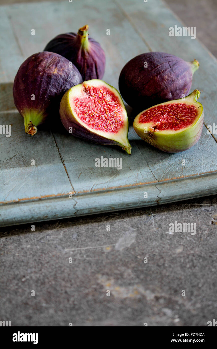 La préparation de figues fraîches Banque D'Images