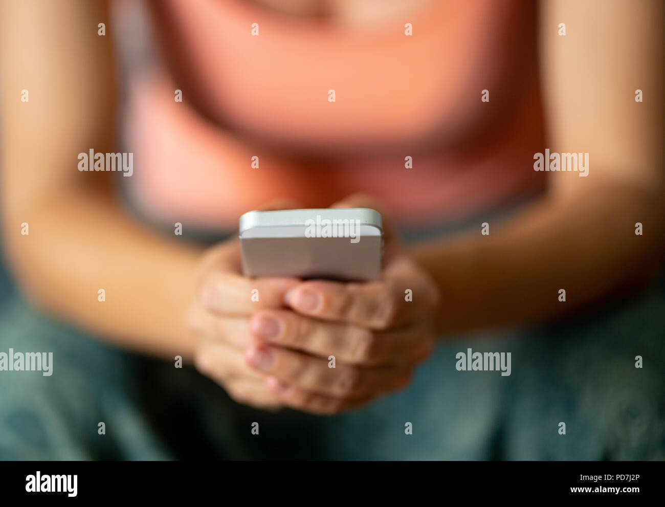 Close-up of woman mains tenant un téléphone mobile cellulaire intelligent dans un concept de l'utilisation de la technologie. Banque D'Images