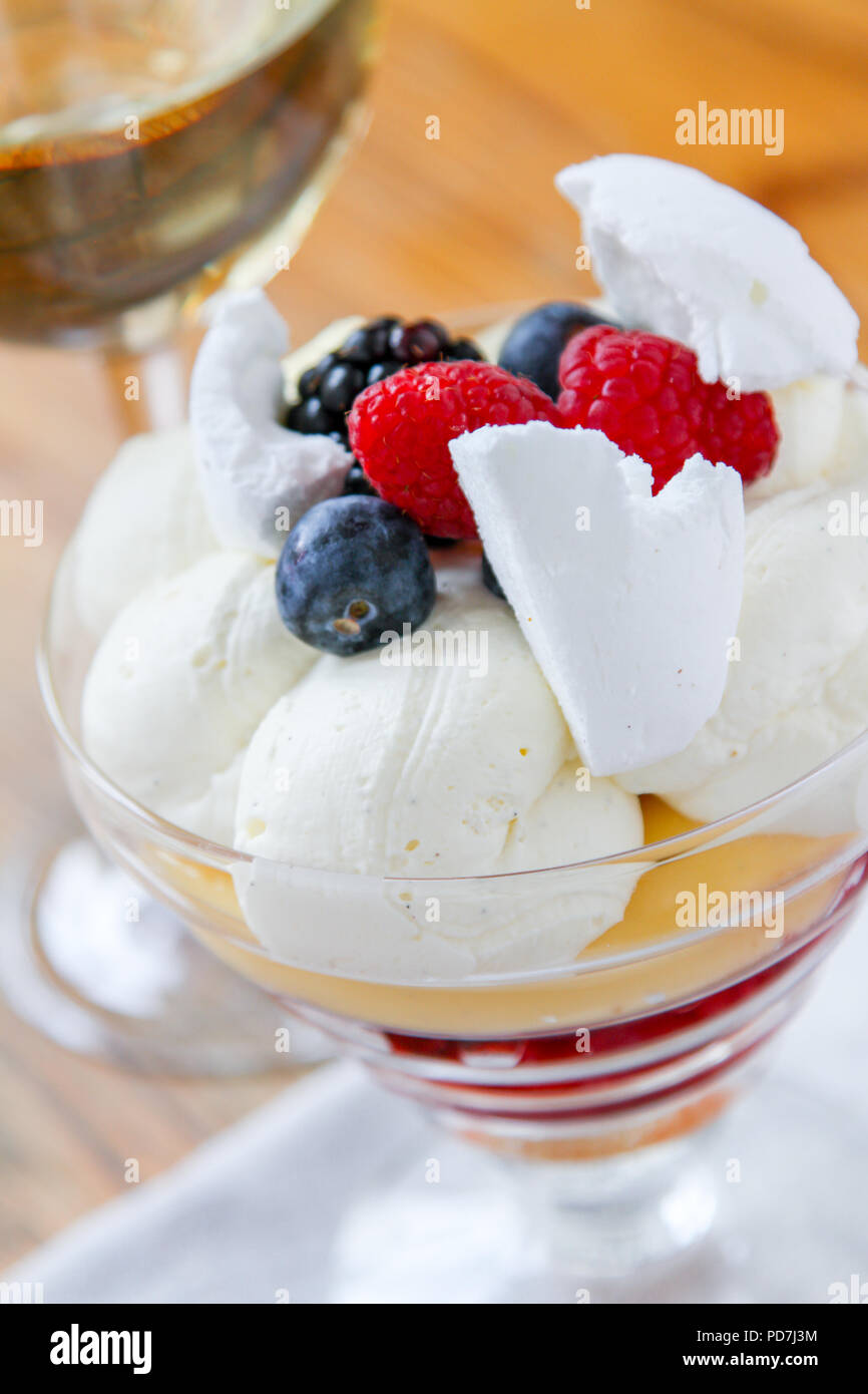 Trifle dessert traditionnel anglais Banque D'Images