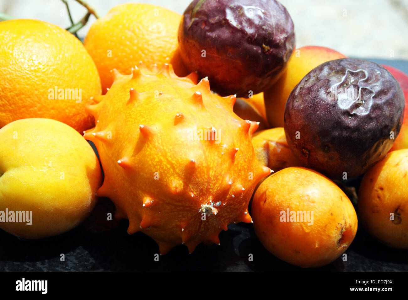 Fruits exotiques : orange, kiwano, loquat, de pêche et de la passion Banque D'Images
