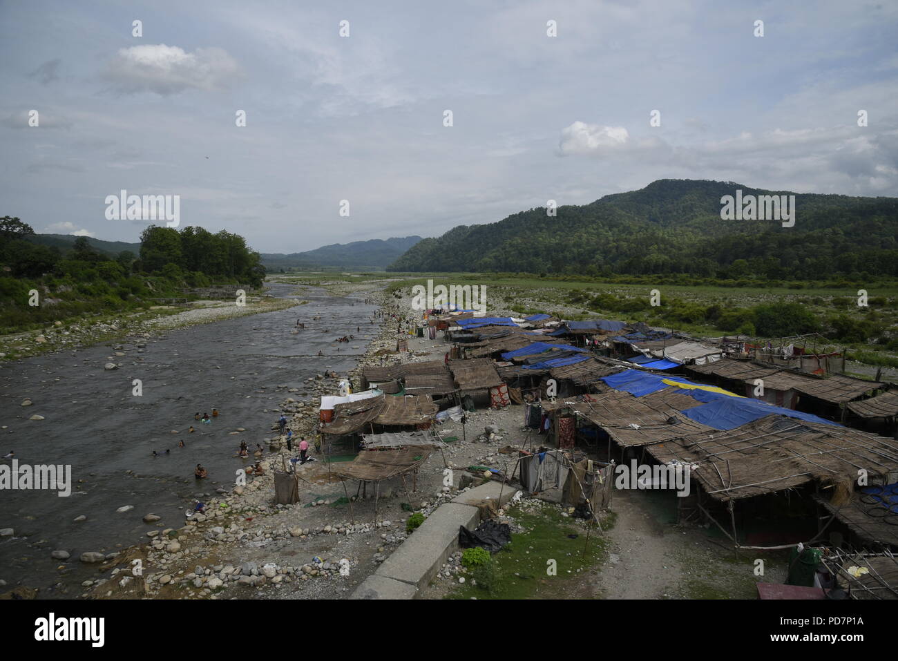 Garjiya Devi Temple sur la rivière Kosi Garjiya situé dans le village près de Ramnagar, Uttarakhand, Inde, à la périphérie de la parc national de Corbett. Banque D'Images