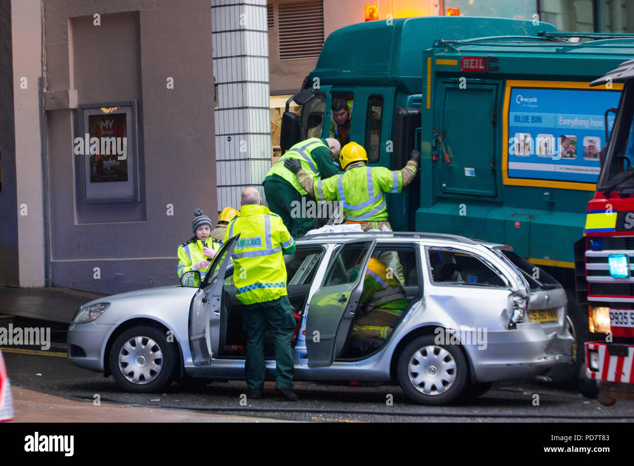 Accident de camion benne de Glasgow. Feu et équipes de paramédicaux assister aux blessés sur le lieu de l'horrible incident à Glasgow. 22 Décembre 2014 Banque D'Images