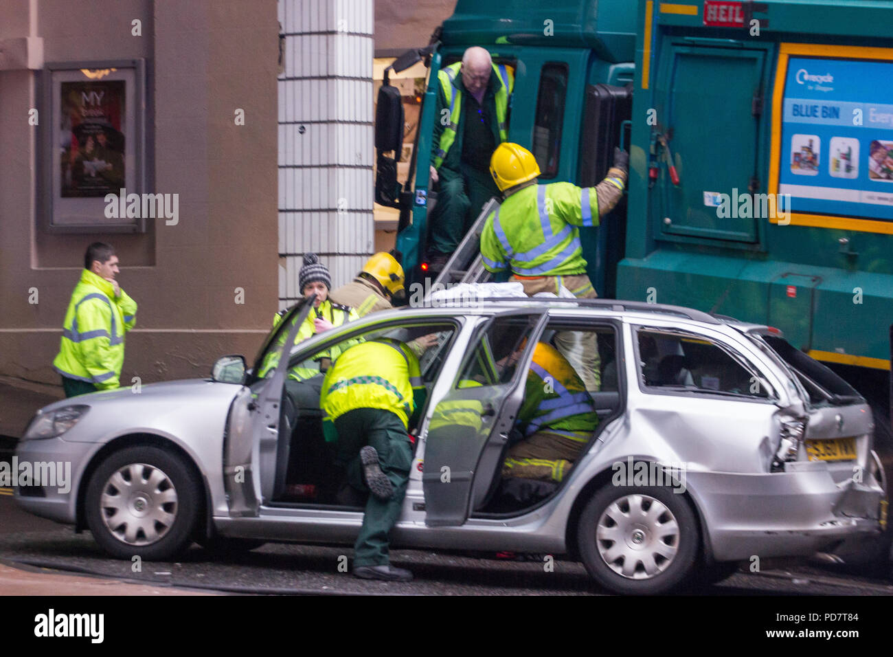 Accident de camion benne de Glasgow. Feu et équipes de paramédicaux assister aux blessés sur le lieu de l'horrible incident à Glasgow. 22 Décembre 2014 Banque D'Images