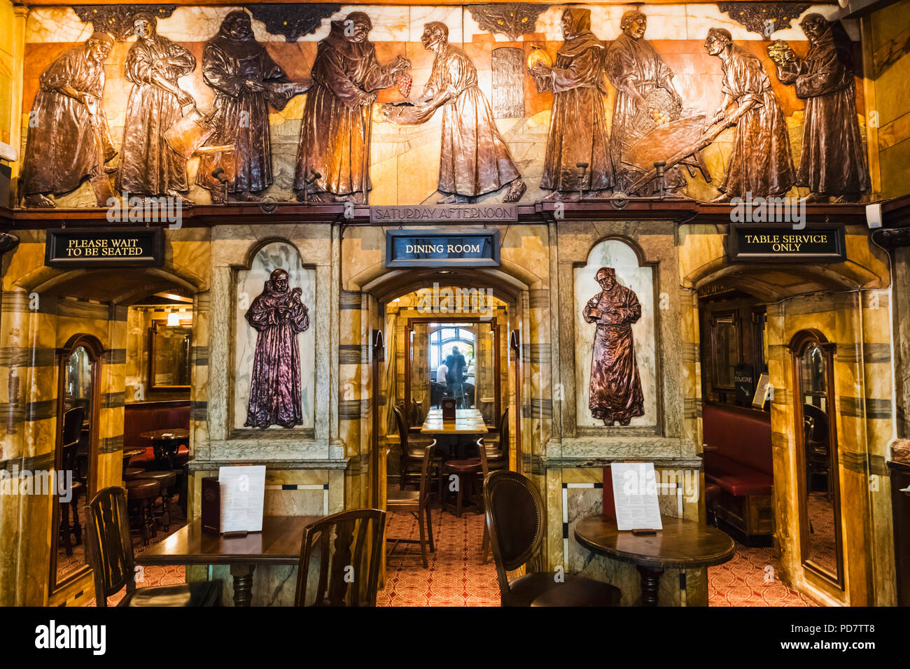 L'Angleterre, Londres, la ville de Londres, le frère noir Pub, vue intérieure avec Henry Poole's Reliefs Art Nouveau Banque D'Images