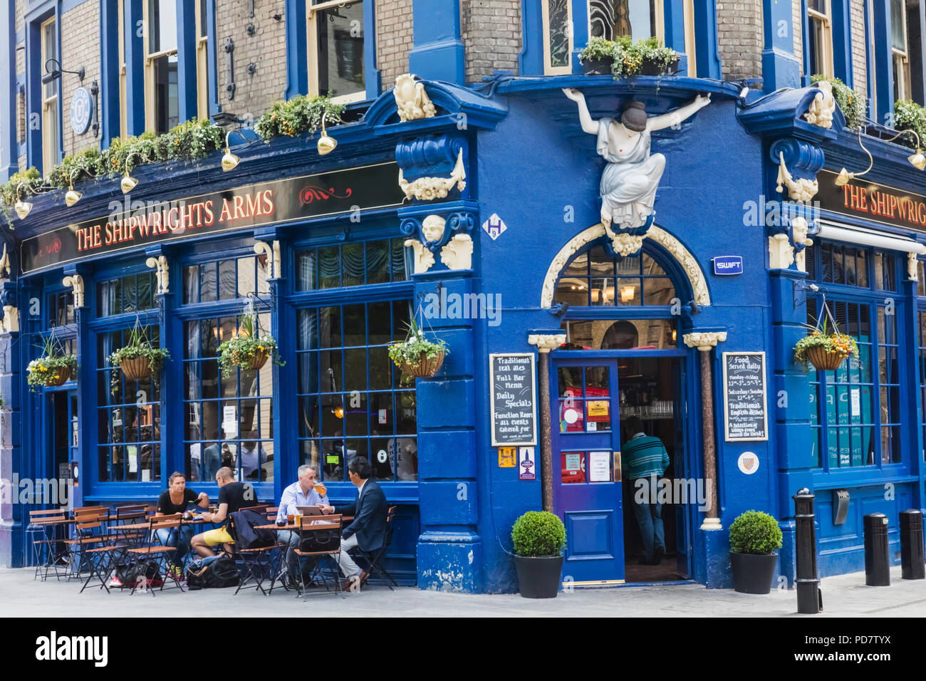 L'Angleterre, Londres, Southwark, London Bridge City, le bras de charpentiers de pub Banque D'Images