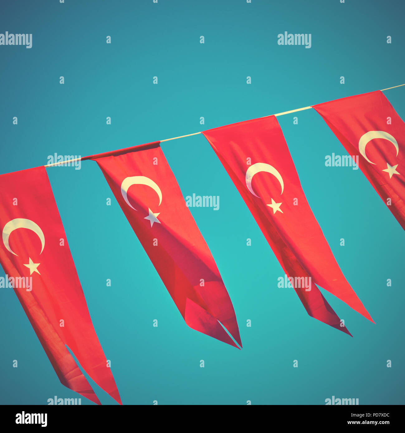 Petits drapeaux de la Turquie - Vacances petits drapeaux turcs. Image style rétro Banque D'Images