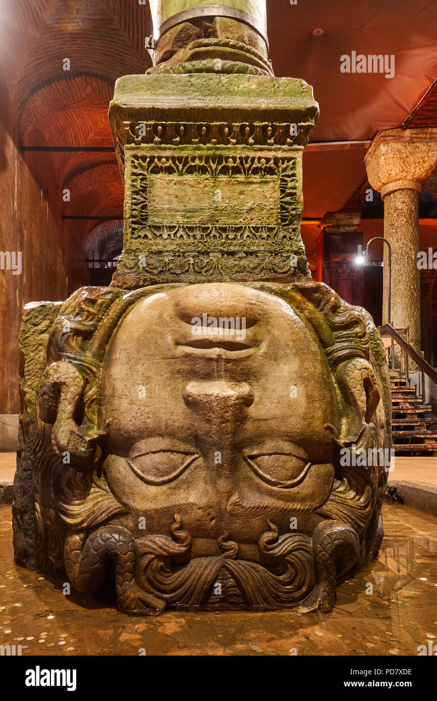 Tête de gorgone méduses dans la Citerne Basilique (Yerebatan Sarnici) - ancien réservoir d'eau souterraine à Istanbul, Turquie Banque D'Images