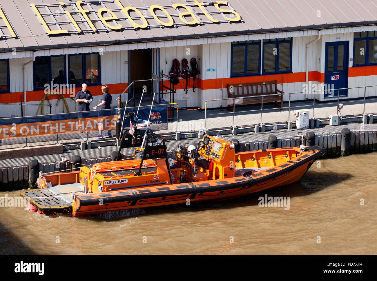Voir d'Hurley costaud, une MkII E-class lifeboat amarré à la station de sauvetage de la RNLI, sur le Victoria Embankment, London Banque D'Images
