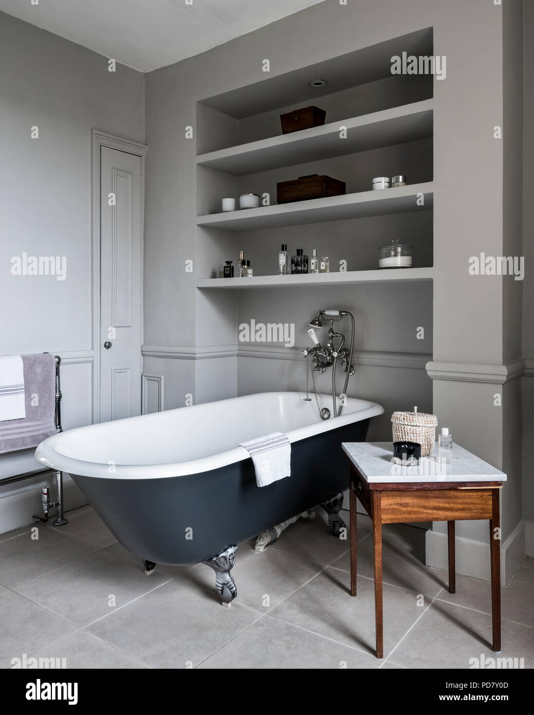 D''une baignoire d'Albion dans une salle de bains privative avec table en marbre ancien et un étalage. L'extérieur de la baignoire est peint dans Raili Banque D'Images