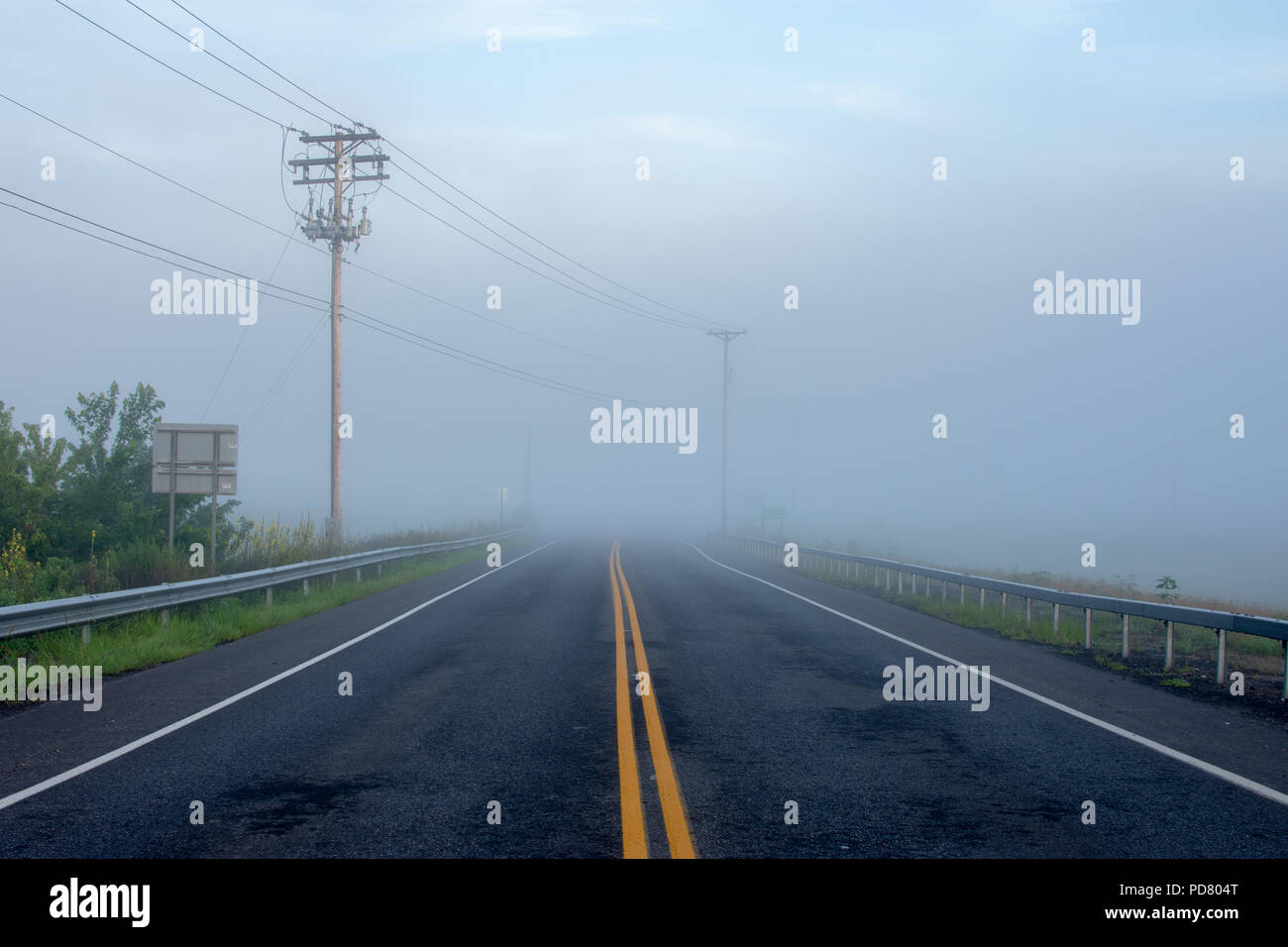 Route de campagne et brouillard tôt le matin Banque D'Images