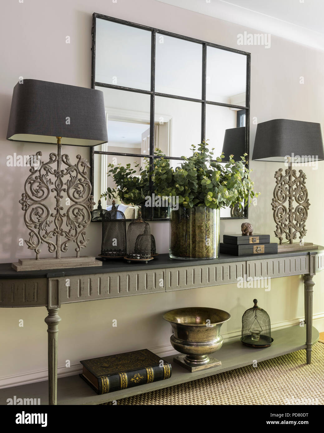 Peint sur mesure table console de Bardoe & Appel avec paire de lampes de table à partir de Cassia Bardoe Design intérieur. Banque D'Images