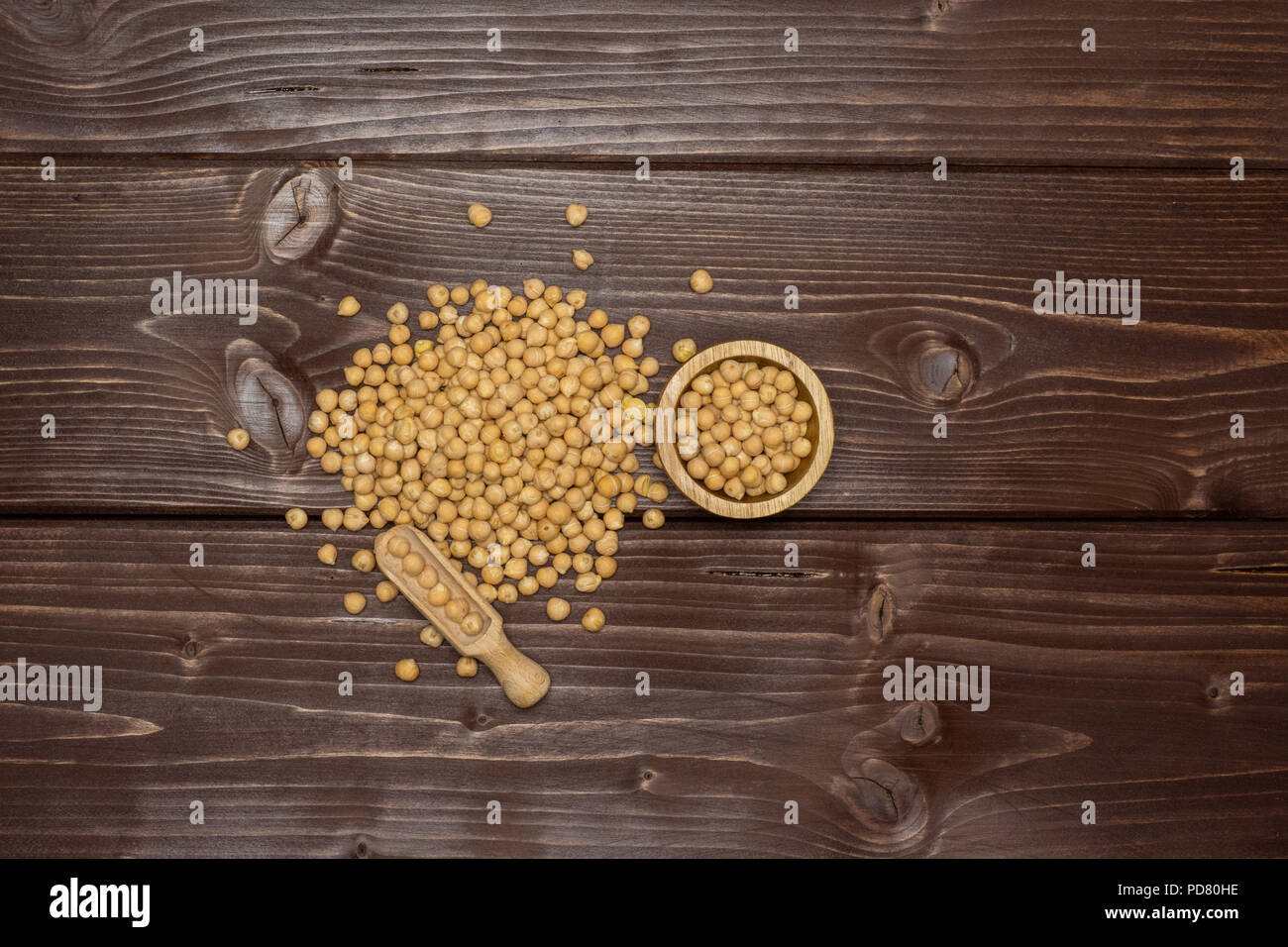 Beaucoup de variété kabuli pois chiches cru entier avec bol en bois brun bois sur flatlay Banque D'Images
