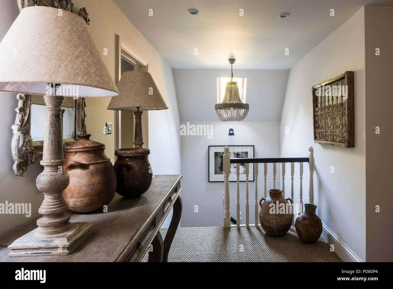 Collection de vases antiques sur l'étage palier avec table console et paire de grandes lampes de table Banque D'Images