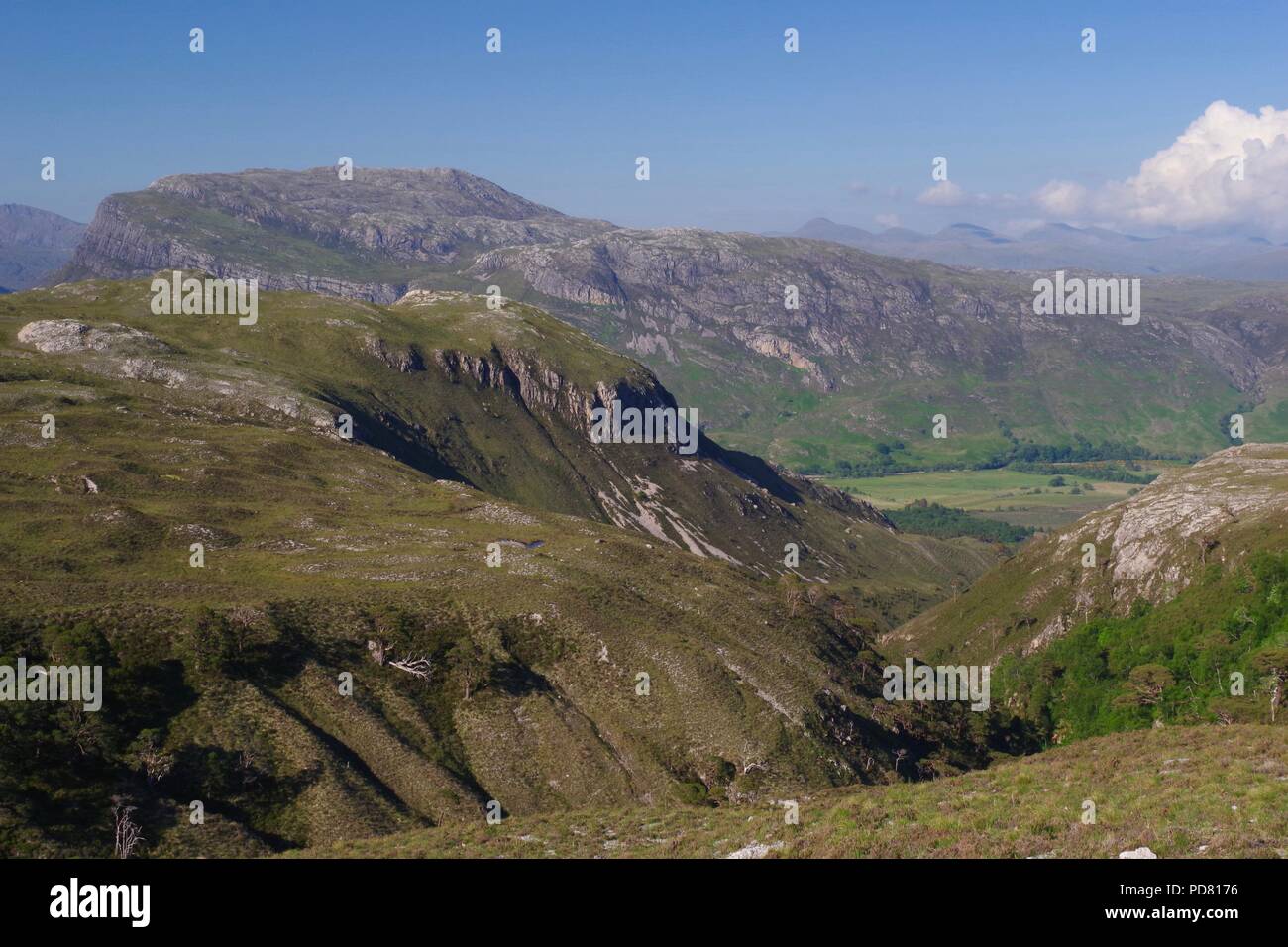 Paysage spectaculaire de Beinn Eighe par Kinlochewe. Highlands écossais de montagne en été. Torridon, Ecosse, Royaume-Uni. Banque D'Images