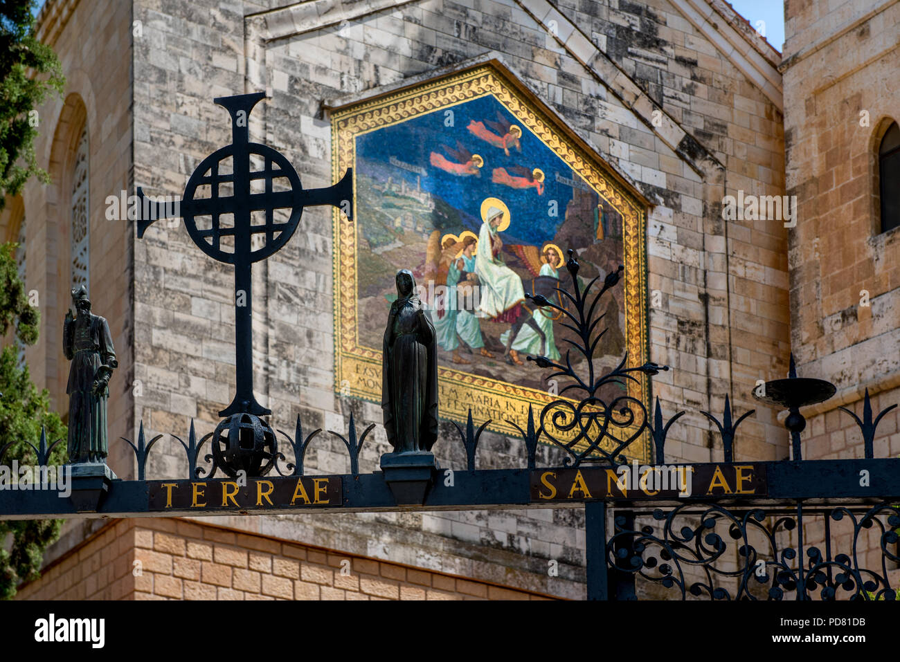 Entrée et façade de l'église de la Visitation où la Vierge Marie a visité sa cousine Elisabeth et Zacharie et où elle récitait les magnifiques Banque D'Images