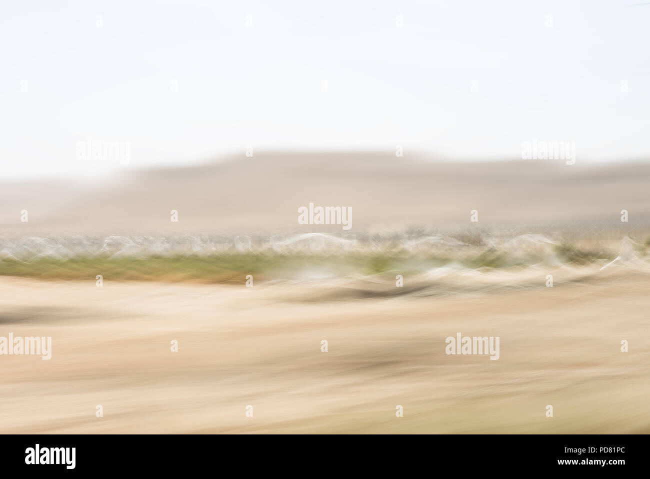 Impression abstraite du désert du Néguev de Cisjordanie Palestine floue montrant les dunes mobiles, vent et peu de végétation. Une impression d'un movi Banque D'Images