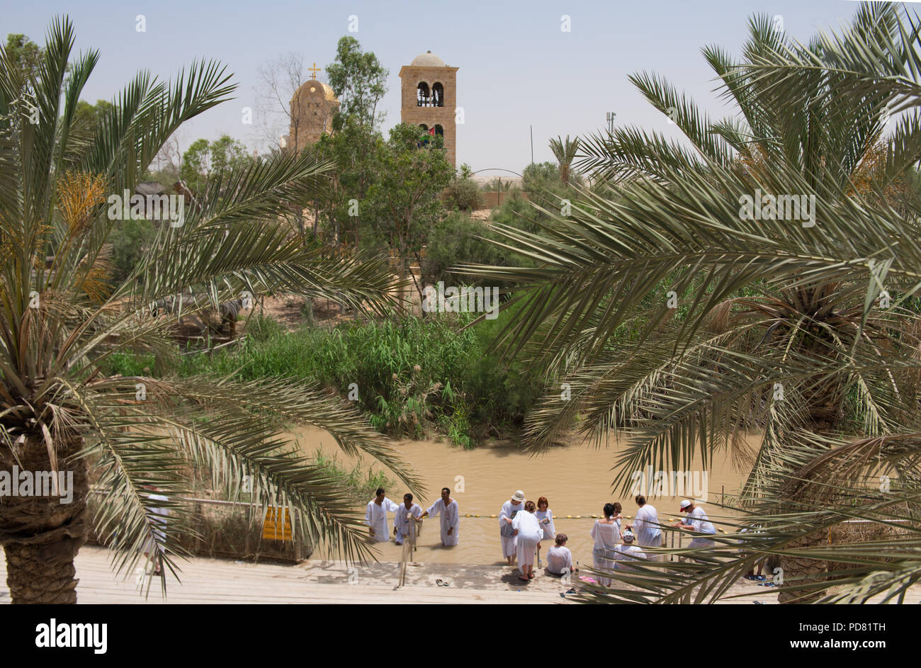 Jourdain, Israël 19 Mai 2018 : Christian pèlerins vêtus de blanc qui se fait baptiser à la même place dans le fleuve Jourdain, comme Jésus, sur la b Banque D'Images