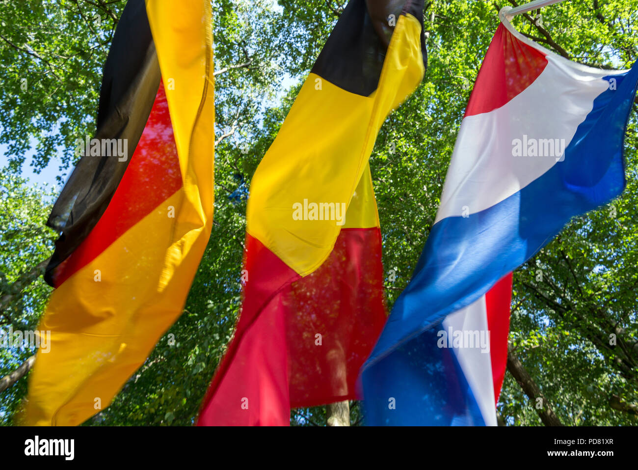 German-Belgian-frontière hollandaise à la région des trois frontières à Aix-la-Chapelle et Vaals avec agitant drapeaux de ces pays comme arrière-plan Banque D'Images