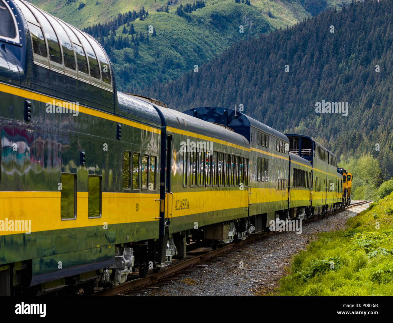 Enneigés des montagnes en arrière-plan de l'Alaska Railroad's Coastal Classic train d'Anchorage à Seward Alaska Banque D'Images