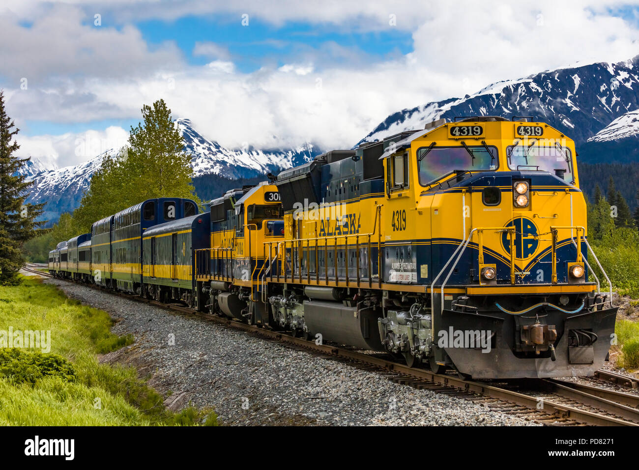 Enneigés des montagnes en arrière-plan de l'Alaska Railroad's Coastal Classic train d'Anchorage à Seward Alaska Banque D'Images