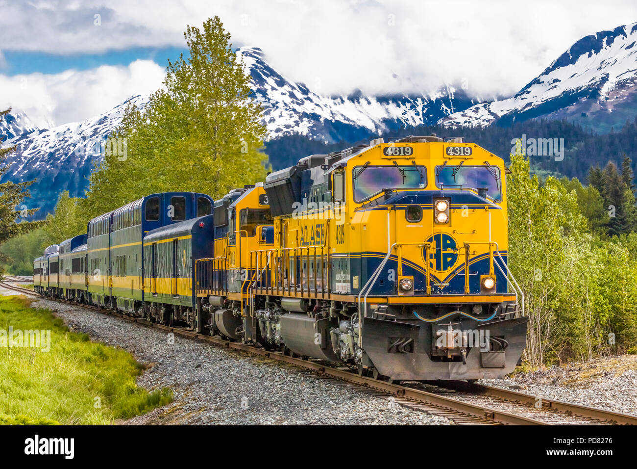 Enneigés des montagnes en arrière-plan de l'Alaska Railroad's Coastal Classic train d'Anchorage à Seward Alaska Banque D'Images