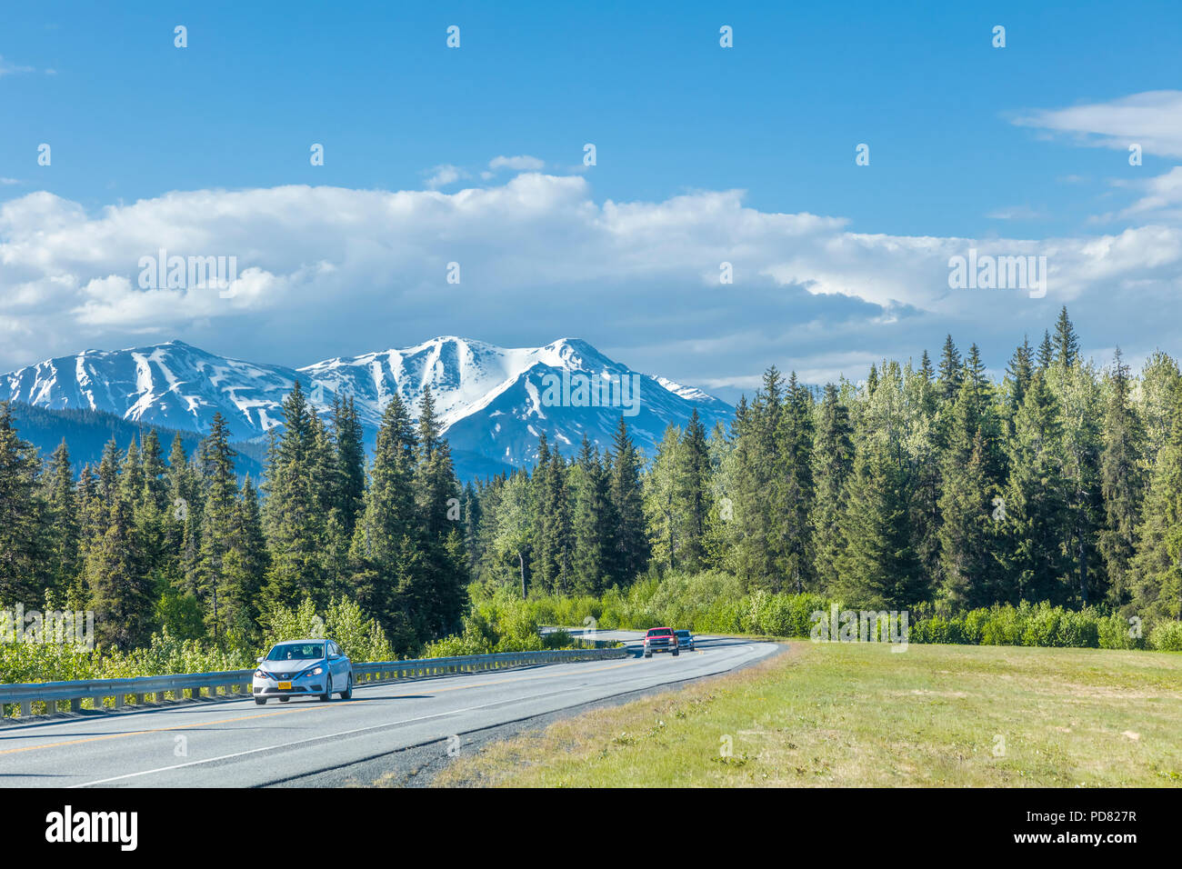Véhicules sur la Seward Highway entre Anchorage et Seward sur la péninsule de Kenai en Alaska Banque D'Images