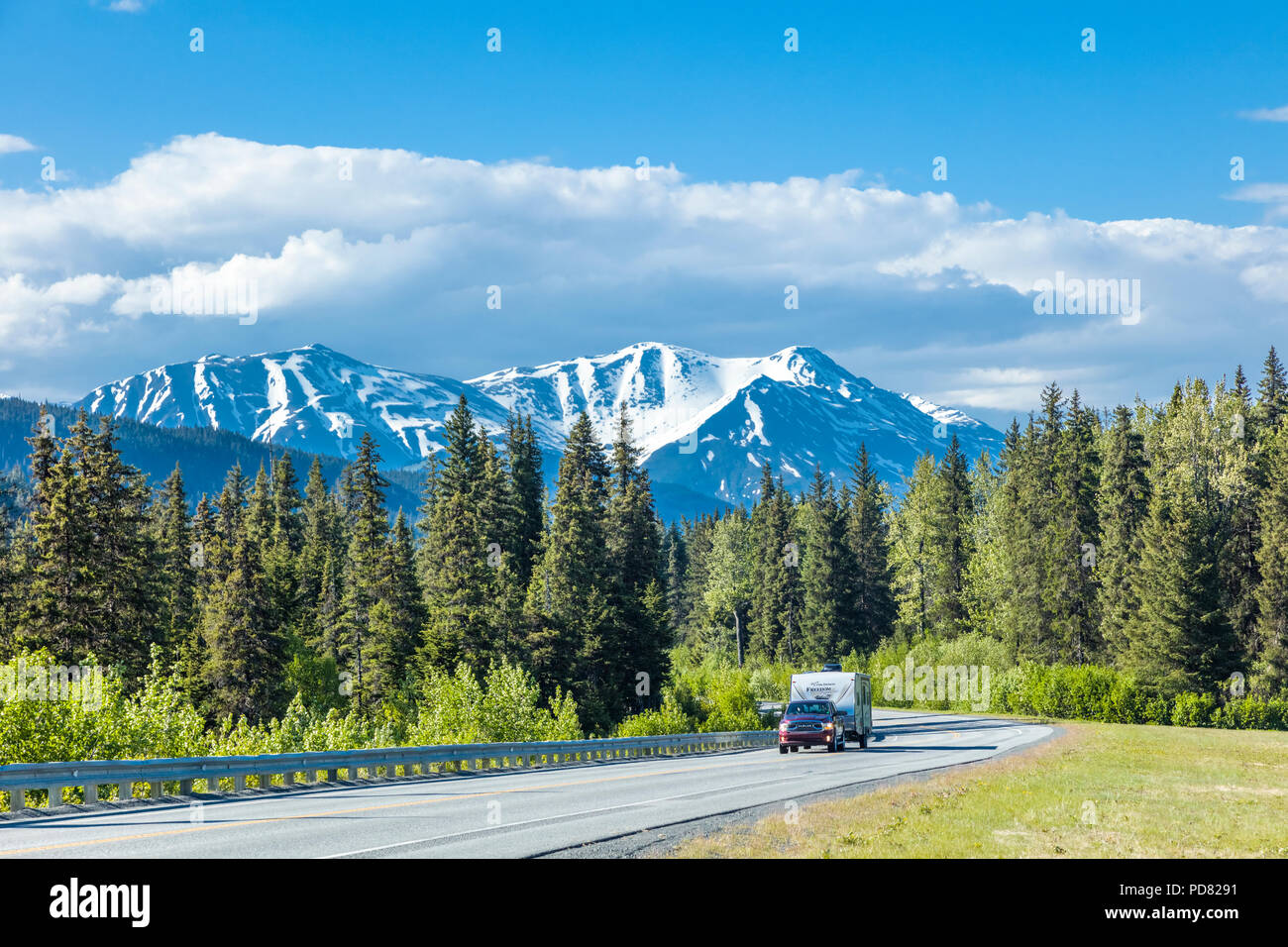 Véhicules sur la Seward Highway entre Anchorage et Seward sur la péninsule de Kenai en Alaska Banque D'Images