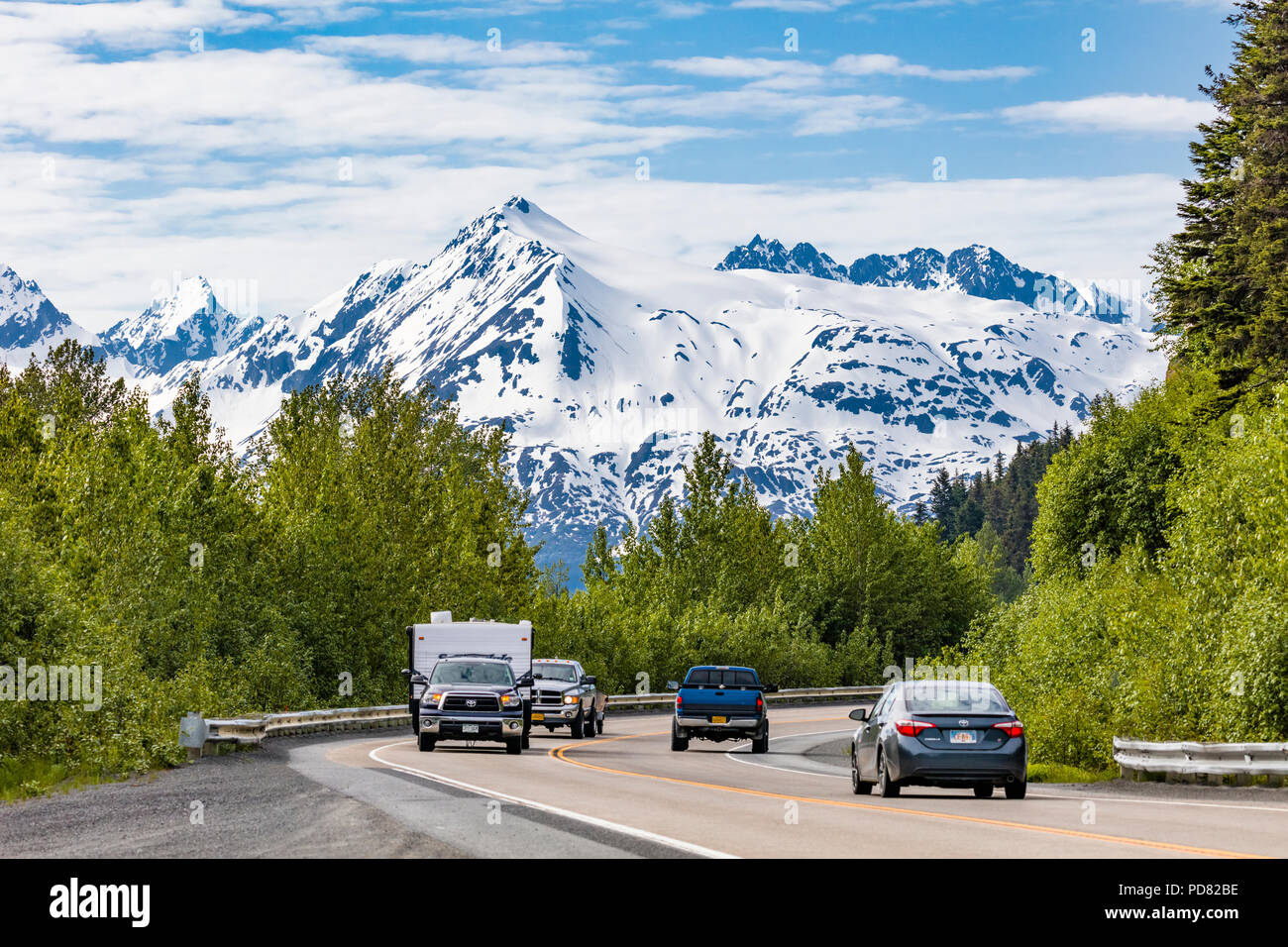 Véhicules sur la Seward Highway entre Anchorage et Seward sur la péninsule de Kenai en Alaska Banque D'Images