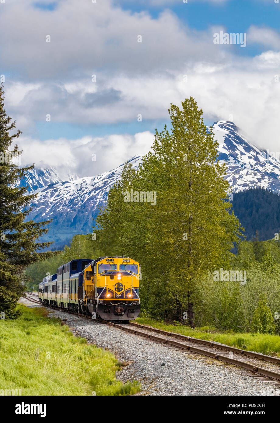 Enneigés des montagnes en arrière-plan de l'Alaska Railroad's Coastal Classic train d'Anchorage à Seward Alaska Banque D'Images