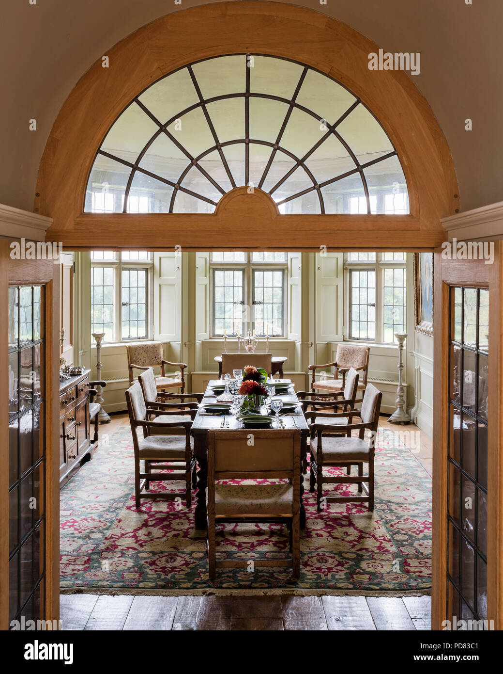 Double portes mènent dans la salle à manger avec 18e siècle chaise de salle à manger et buffet chêne Banque D'Images