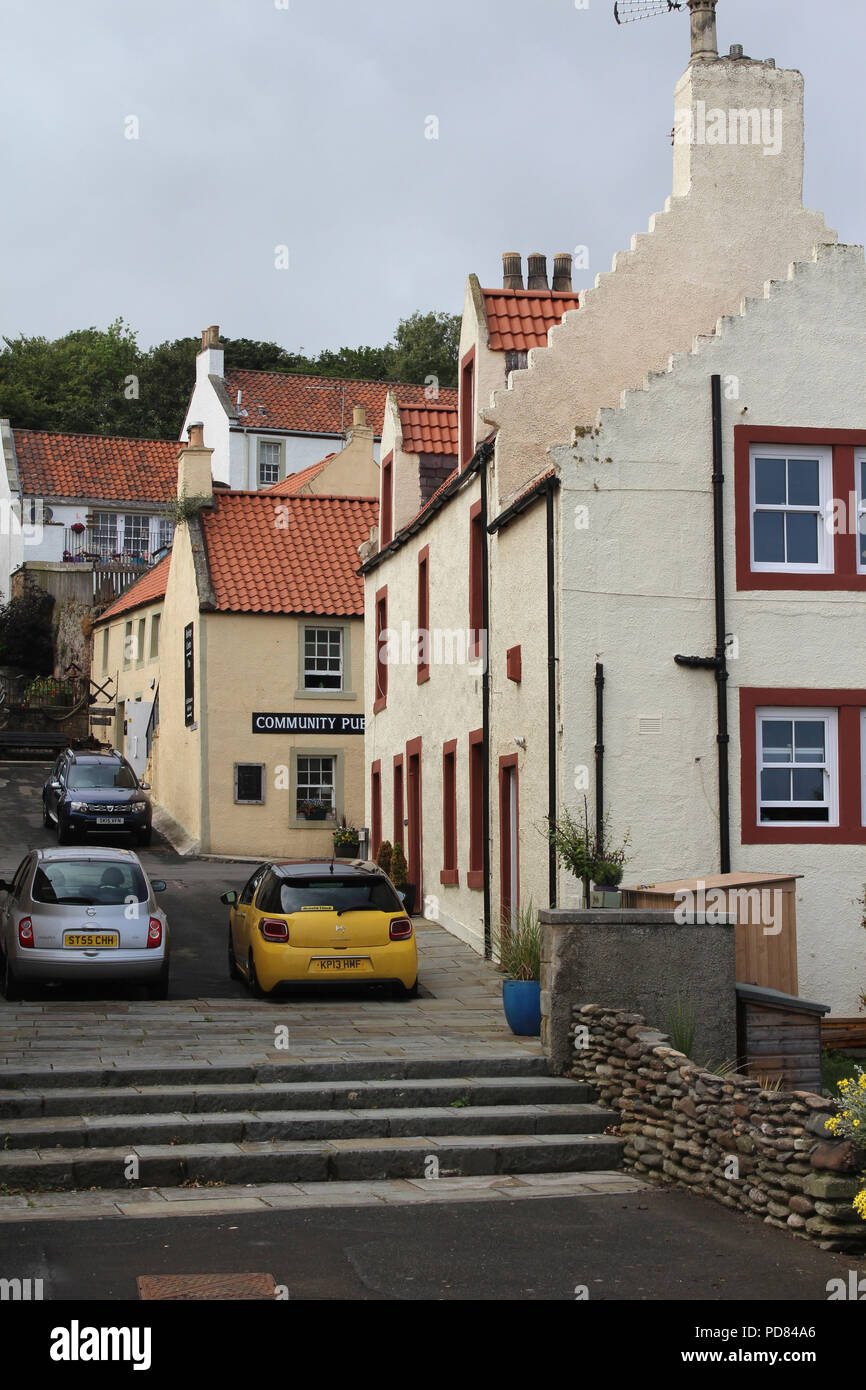 KIRKCALDY, Ecosse, le 20 juillet 2018 : Vue de la vieille ville historique de bâtiments sur Burns Wynd dans le village de West Wemyss près de Kirkcaldy Fife. Cette coastli Banque D'Images