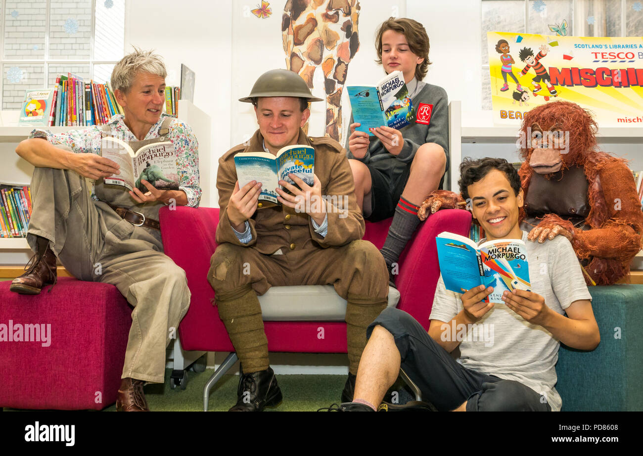 Edinburgh Fringe Festival, Édimbourg, Royaume-Uni. 7 août 2018. Bibliothèque centrale, Édimbourg, Écosse Royaume-Uni : une séance de photos pour les spectacles du Fringe basé sur les livres pour enfants par Michael Morpurgo. Scamp Theatre secteur paisible, avec Andy Daniel, Production Poonamallee un éléphant dans le jardin avec Lizzie joué par Alison Reid, Aquila La Guerre de Jenkin's Ear avec Toby Jenkins joué par Atticus et Christie-Miller Production WildChild Kensuke's Kingdom avec Michael joué par Aaron Douglas Banque D'Images