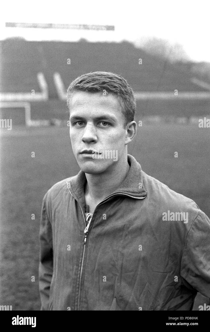Déposée - 05.11.1963 : Berlin, Otto Rehhagel, joueur du club de football Hertha BSC Berlin, pris dans la séance photo. Rehhagel appartient au football comme les musiciens de Brême. Au Werder, l'entraîneur a célébré ses plus grands succès, mais aussi laissé sa marque partout où il allait. L'enfant de la Bundesliga est désormais de 80 ans. (B/w uniquement) Photo : afp/Zettler Banque D'Images