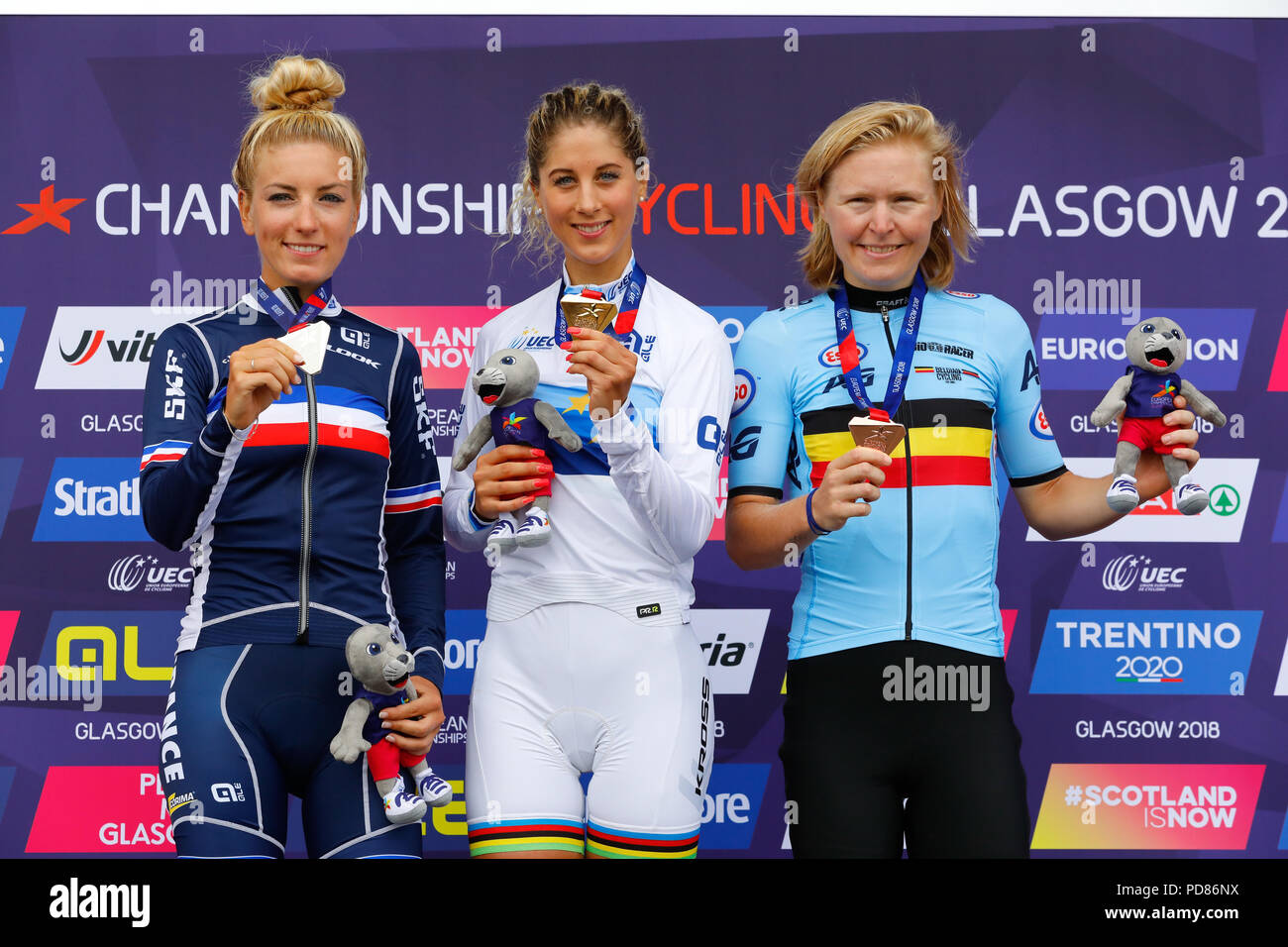 Female athlete on winners podium Banque de photographies et d'images à  haute résolution - Alamy