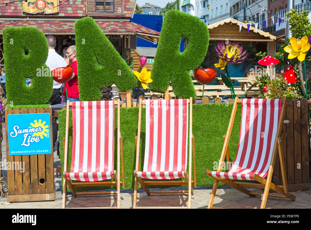 Bournemouth, Dorset, UK. 7e août 2018. Météo France : un autre jour ensoleillé chaud à Bournemouth, chef de la station sunseekers pour profiter du beau temps avant la canicule se termine. Les visiteurs vous détendre dans le bar du jardin pop up à Bournemouth Square. Credit : Carolyn Jenkins/Alamy Live News Banque D'Images