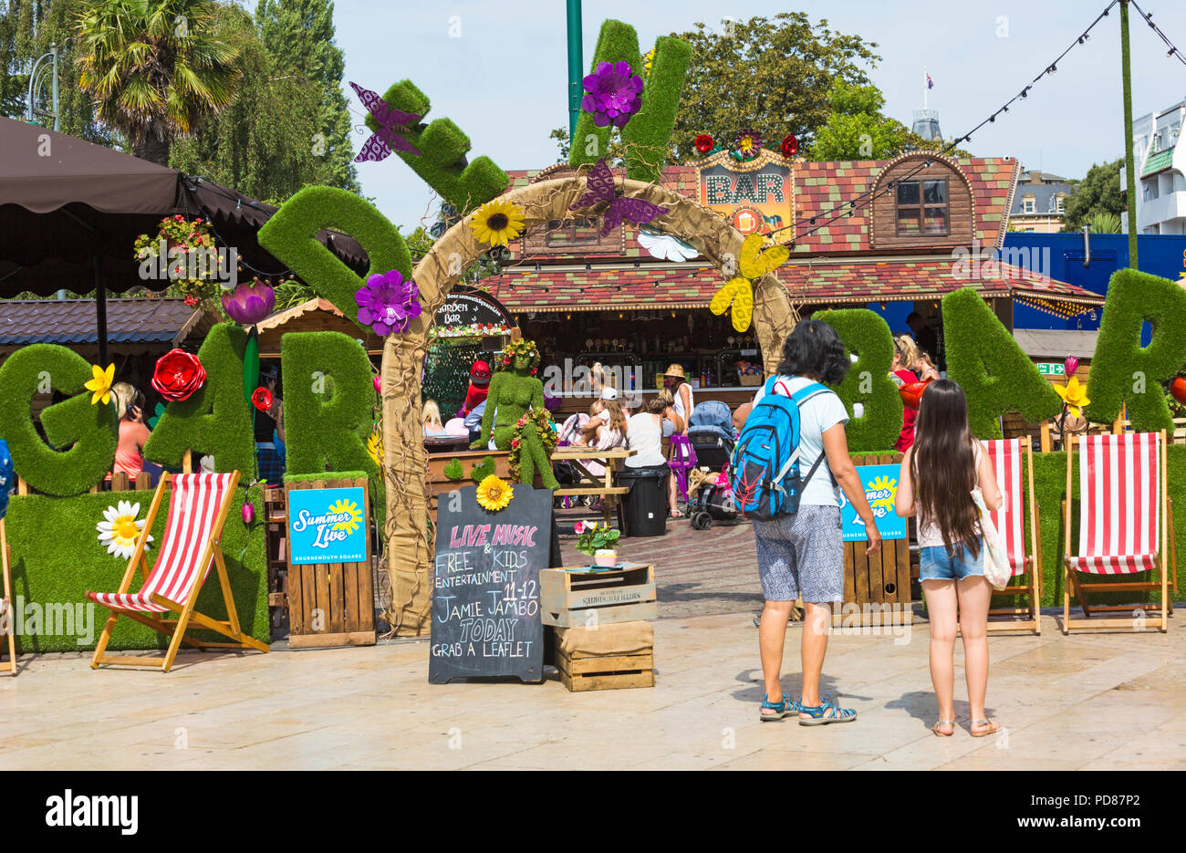 Bournemouth, Dorset, UK. 7e août 2018. Météo France : un autre jour ensoleillé chaud à Bournemouth, chef de la station sunseekers pour profiter du beau temps avant la canicule se termine. Les visiteurs vous détendre dans le bar du jardin pop up à Bournemouth Square. Credit : Carolyn Jenkins/Alamy Live News Banque D'Images