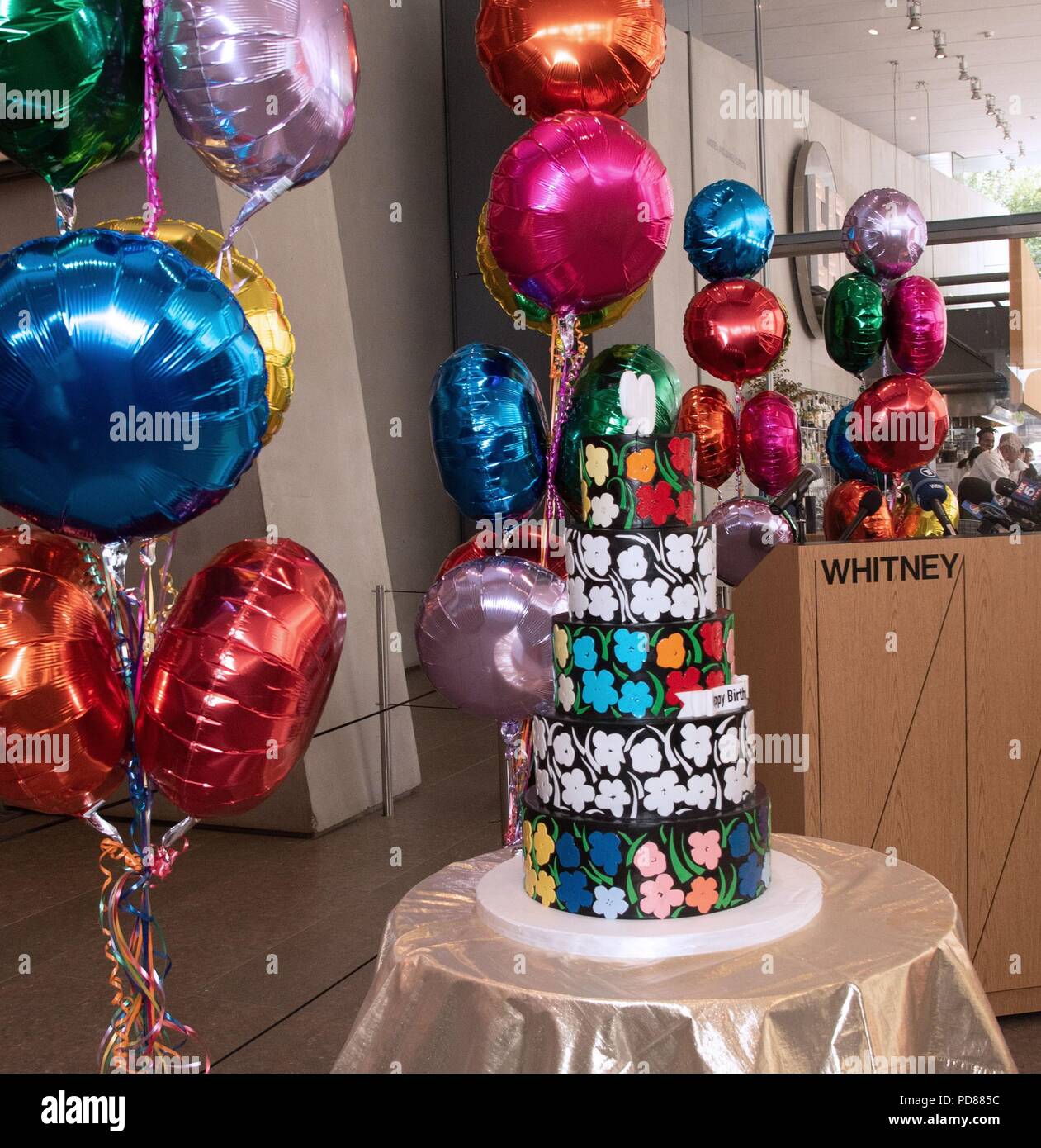New York Ny Usa 6e Aout 18 Cinq Niveaux D Andy Warhol 90eme Anniversaire Cake Au