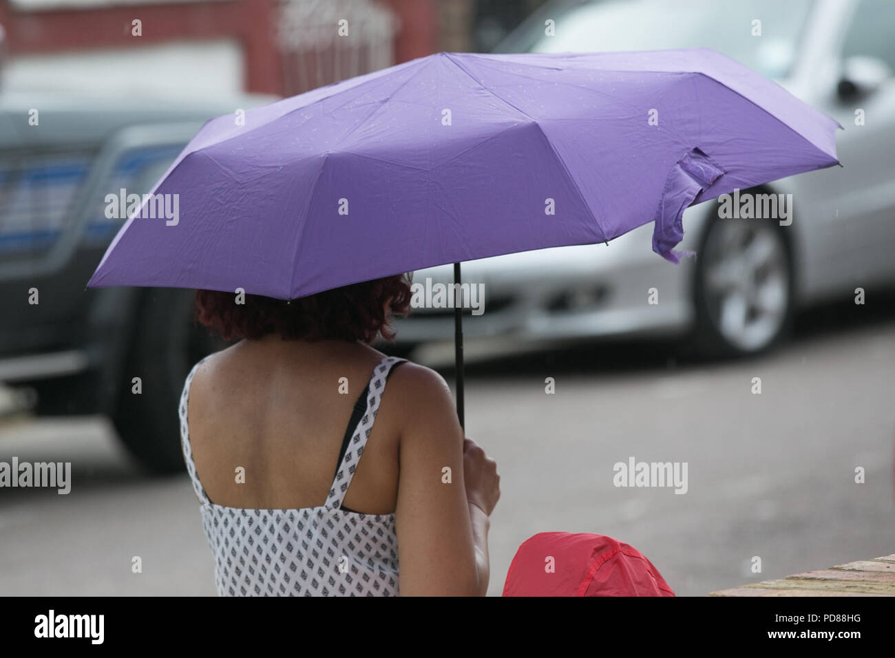 Parapluie violet pendant la pluie Banque de photographies et d'images à  haute résolution - Alamy