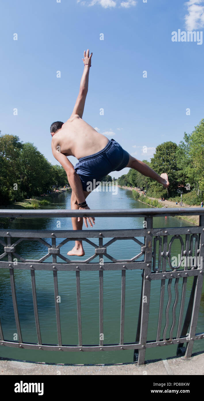 Allemagne, Hanovre. 07Th Aug 2018. Un jeune homme passe sur la tête d'un  pont sur le canal à Hannover-Linden refroidir. Les cours d'eau et de  l'expédition bureau chargé de le canal de