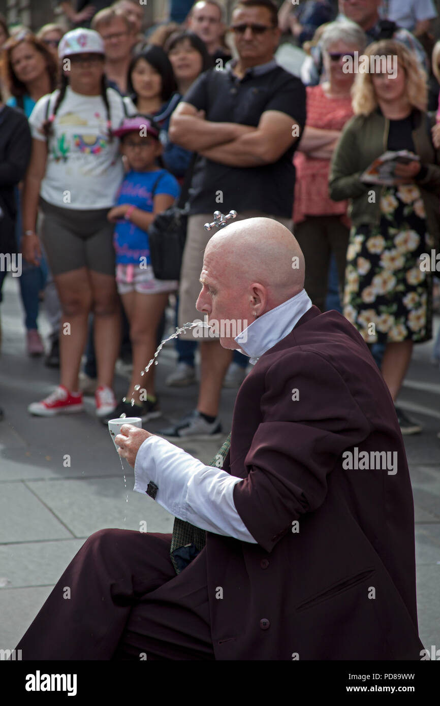 Edinburgh, Scotland UK, 7 août 2018, l'Edinburgh Fringe sur le Royal Mile, sur un après-midi ensoleillé du sublime au ridicule s'est à la rue avec un clignotement de la statue de la rue et les artistes de rue une nouvelle façon d'utiliser des pistons de plomberie et d'intéressantes à l'auditoire. Anthony espace de vie. Banque D'Images