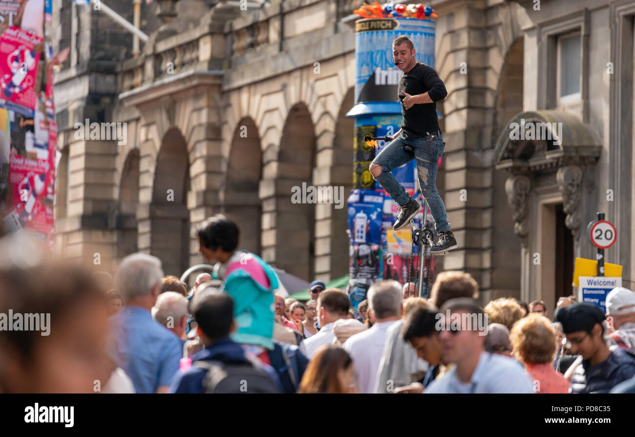 Edinburgh, Scotland UK. 7 août 2018. Un artiste de rue en équilibre sur un monocycle au-dessus des têtes de la foule sur l'Edinburgh's Royal Mile dans le cadre de l'Edinburgh Festival Fringe. Crédit : Ben Collins/Alamy Live News Banque D'Images