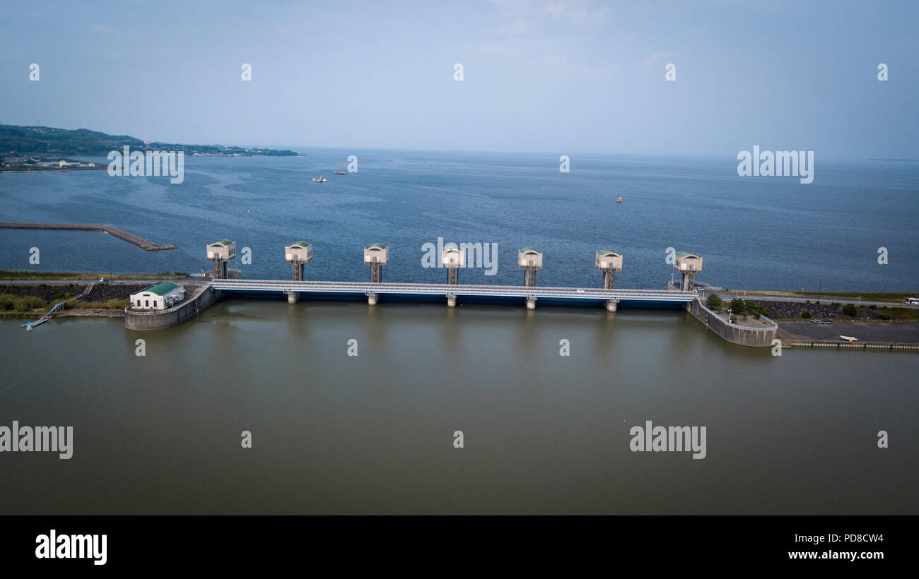 ISAHAYA, JAPON - Août 07 : Photo prise le 7 août 2018 montre une voie (avant) de la digue de la Baie d'Isahaya à Nagasaki, Japon. Une vaste zone de marais ont disparu après le gouvernement en 1997 a fermé un mur de vannes dans la baie dans la partie occidentale de la mer d'Ariake pour un projet de remise en état des terres. Depuis lors, une série de poursuites a été déposée sur le projet, non seulement par les pêcheurs mais aussi les agriculteurs qui utilisent les terrains remis en état. Le gouvernement a reçu l'ordre d'ouvrir certains des vannes pour une évaluation environnementale, mais il n'a pas respecté. (Photo : Richard Atrero de Guzman/Aflo) Banque D'Images