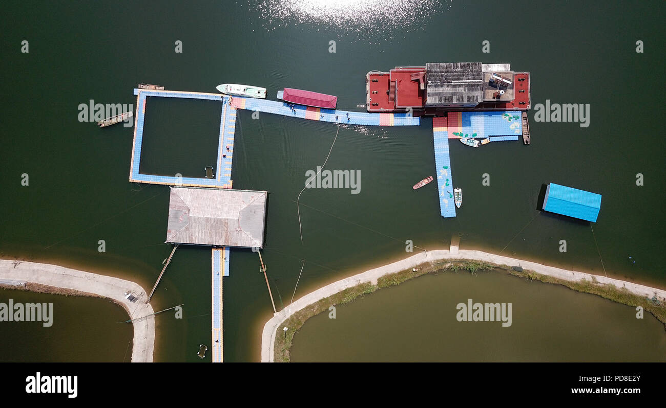 Anqing. 7e août 2018. Photo aérienne prise le 7 août 2018 montre Xijiang centre de conservation hors-site de marsouin de l'inde la réserve naturelle le long de la rivière Yangtze dans Anqing City, la Chine de l'est la province d'Anhui. Le marsouin de l'Inde réserve naturelle, composé de trois zones principales, six zones tampons et plusieurs zones expérimentales, a fourni un habitat sûr pour quelque 200 finless marsouins, depuis sa création en 2017. Credit : Jin Liwang/Xinhua/Alamy Live News Banque D'Images