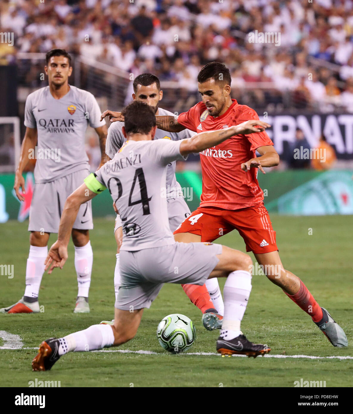 East Rutherford, USA. 7e août 2018. Real Madrid's Dani Ceballos (R) fait concurrence au cours de l'International Champions Cup match entre le Real Madrid et l'AS Roma au stade MetLife à East Rutherford du New Jersey, États-Unis, 7 août 2018. Le Real Madrid a gagné 2-1. Credit : Wang Ying/Xinhua/Alamy Live News Banque D'Images