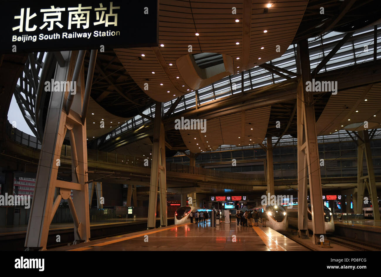 Beijing, Chine. 8e août 2018. Les passagers des trains bullet Fuxing conseil prête à partir de la gare sud de Beijing pour Tianjin, à Beijing, capitale de la Chine, de l'Aug 8, 2018. La vitesse des trains à grande Fuxing exécuté sur le transport ferroviaire interurbain Beijing-Tianjin augmentée à 350 km par heure mercredi, la coupe le voyage jusqu'à 30 minutes. Credit : Zhang Chenlin/Xinhua/Alamy Live News Banque D'Images