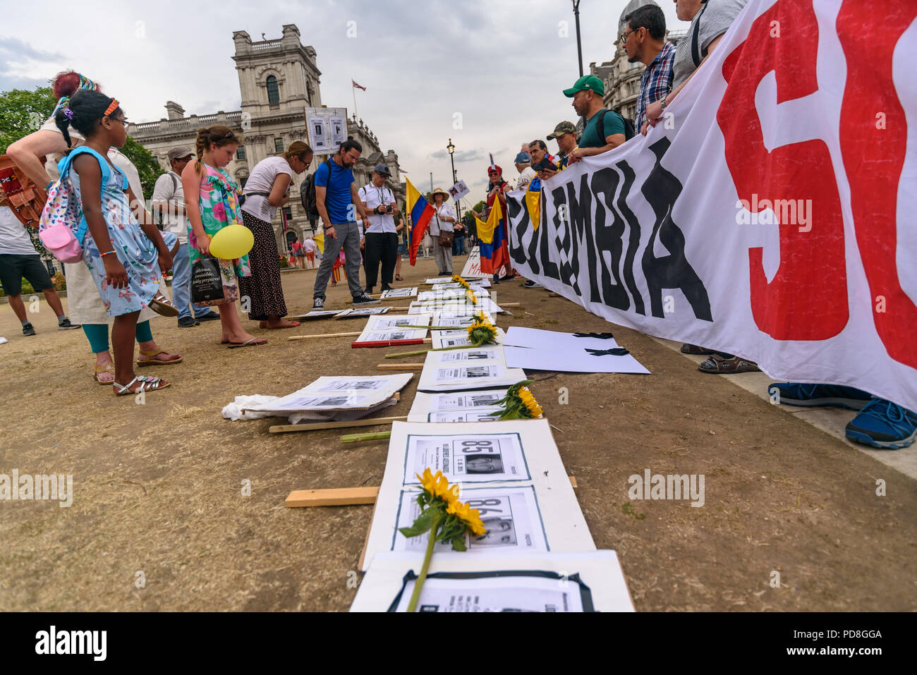 Londres, Royaume-Uni. 7 août 2018. Après les noms des plus d'une centaine de victimes de meurtre avait été lue colombiens placés tournesols sur leurs photos. La manifestation à la place du Parlement à l'appui du processus de paix en Colombie a exigé que soit mis un terme à la menace quotidienne et des meurtres dans tout le pays. La mobilisation internationale pour la vie et la paix a invité le nouveau président de la Colombie à mettre en œuvre un plan d'urgence pour protéger les leaders sociaux et de mettre en œuvre rapidement l'accord de paix. Des actions similaires ont eu lieu aujourd'hui à l'ONU, à New York, la Cour internationale de Justice de La Haye, et dans Banque D'Images