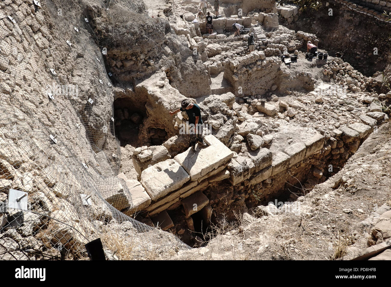 Jérusalem, Israël. 8 Août, 2018. Le professeur Dieter VIEWEGER, directeur général de l'Augusta Victoria, campus de l'Institut d'archéologie, explore les vestiges de la porte sud-ouest de la plupart de l'ancienne Jérusalem, qui était très probablement décrit par Flavius Josèphe comme la porte des Esséniens au cours de la première révolte juive contre Rome (66-70 AD). Sous le patronage de DEI, protestante allemande Institut d'archéologie, les fouilles sont en cours sur Mt. Sion dans le domaine de la commune y compris le cimetière protestant prussien ainsi appelé Esséniens Gate, en se concentrant sur l'intérieur de la ville Banque D'Images