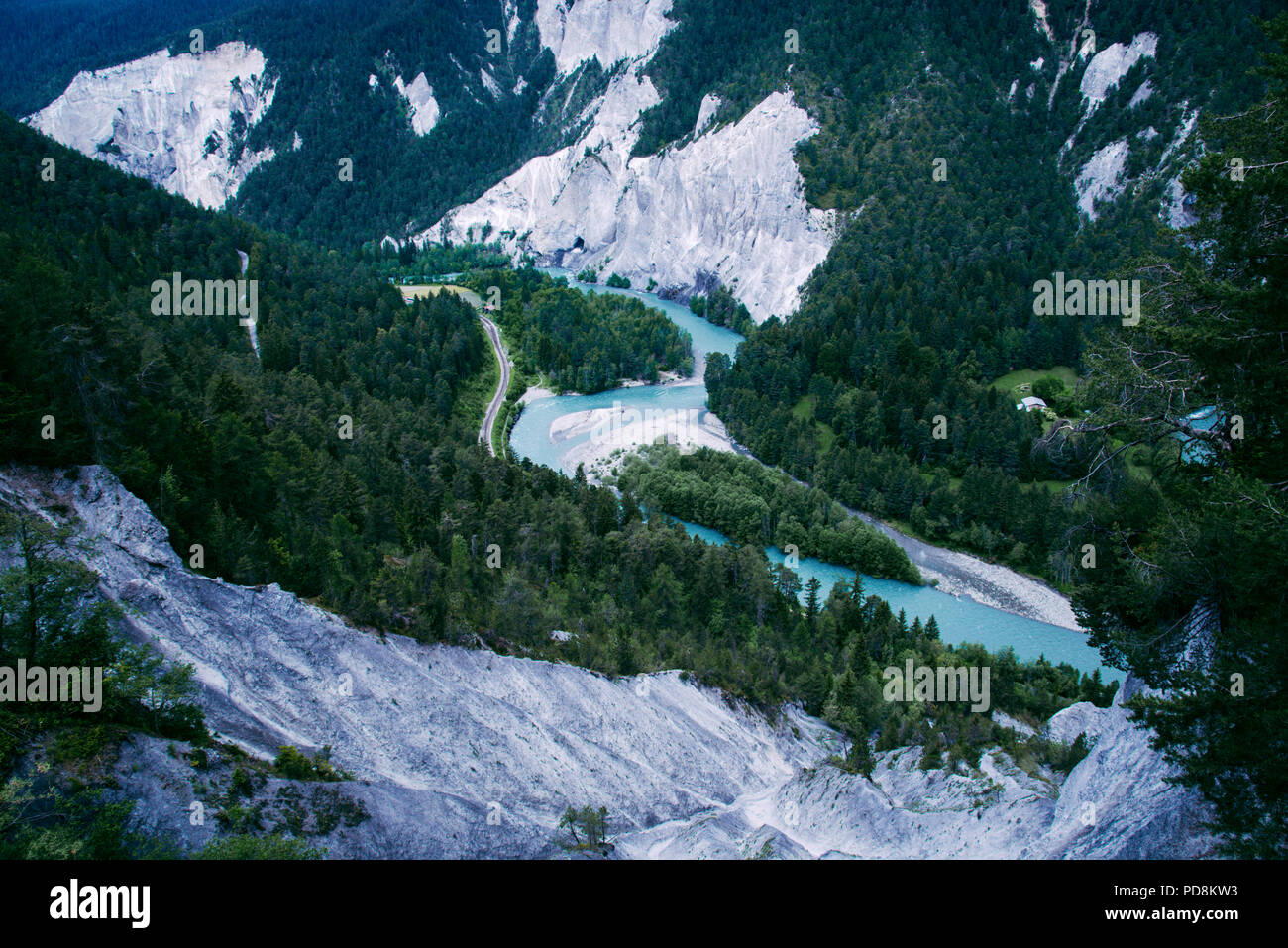 Ruinaulta est un canyon créé par le Rhin antérieur en Suisse. Banque D'Images